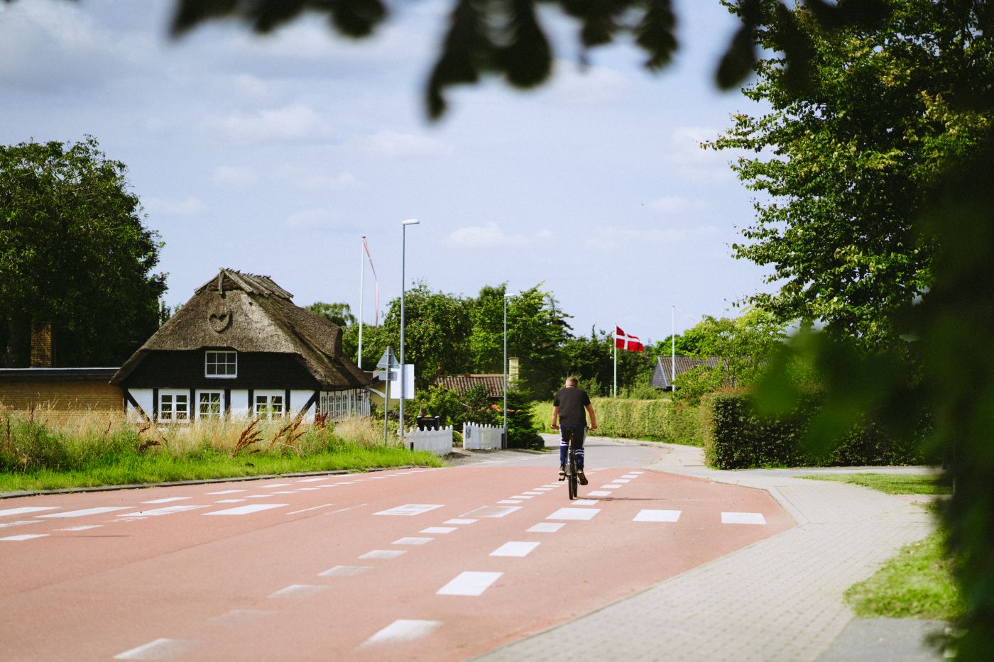 Dreng cykler på skolevej