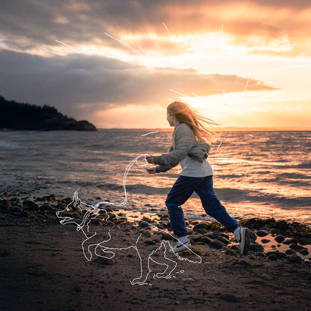 Pige løber på stranden med stregtegnet hund