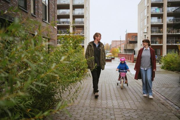 Familie går sammen mellem huse i Kanalbyen