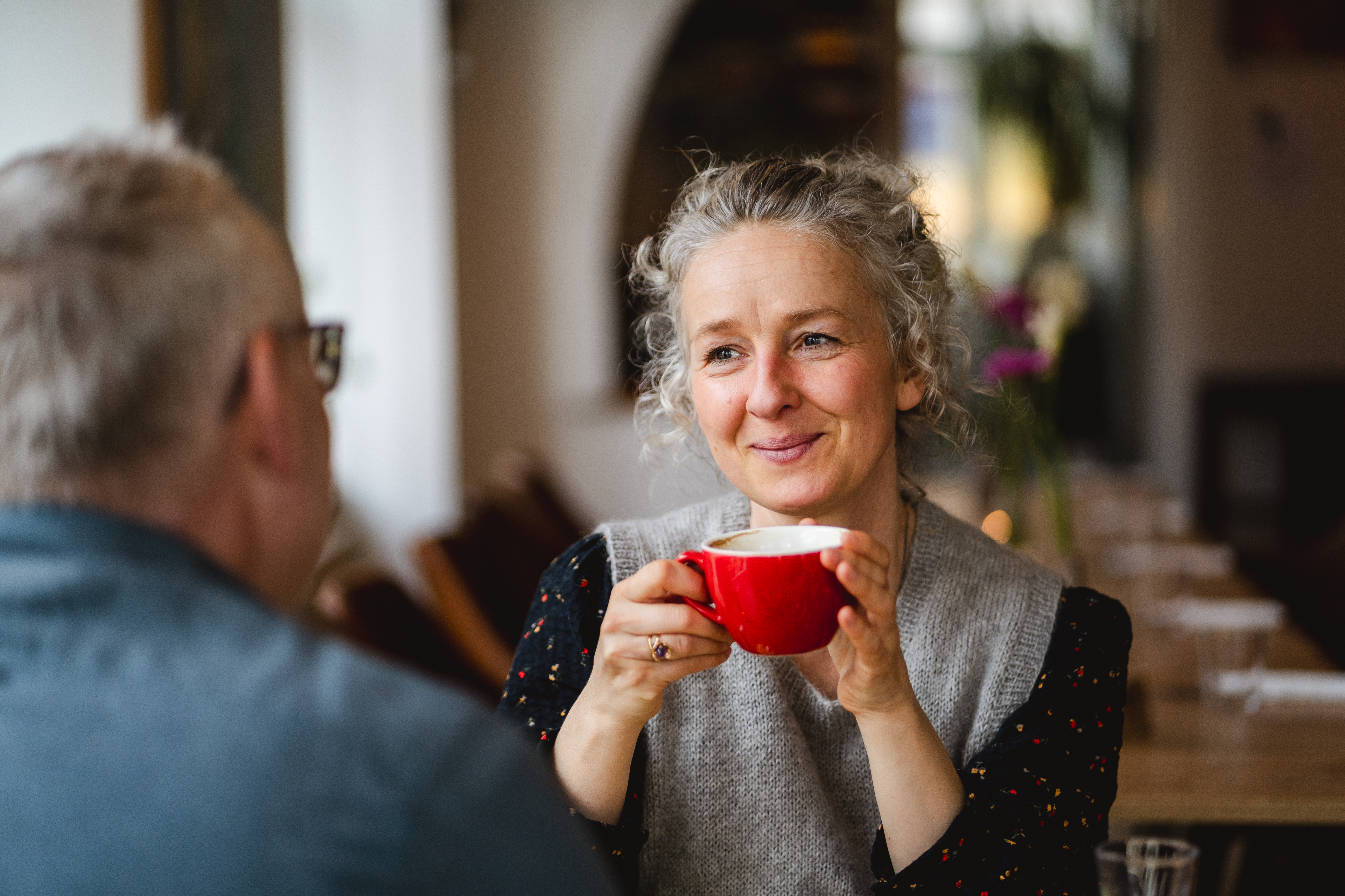 Par drikker kaffe på cafe