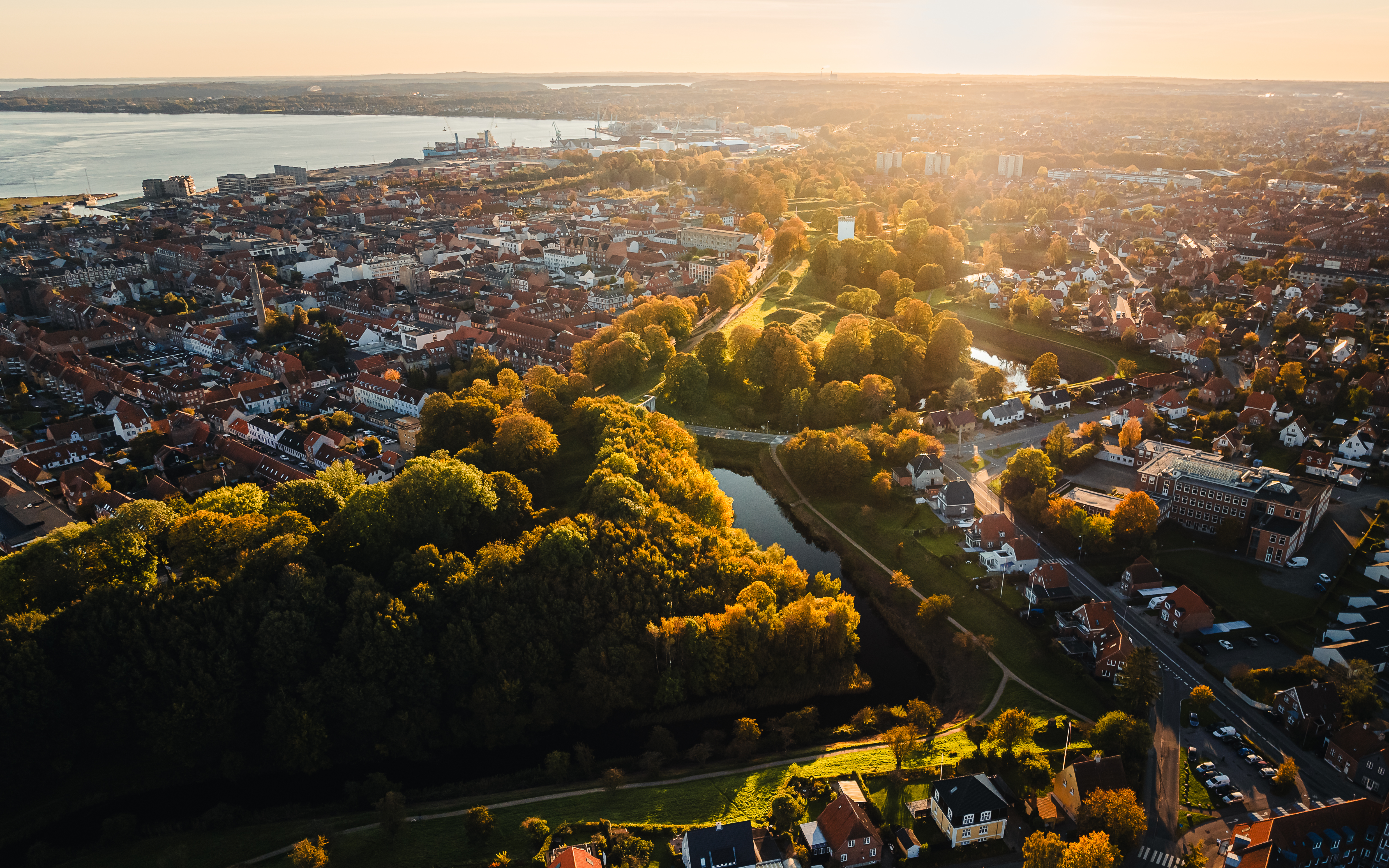 Fredericia by og Vold set fra luften i solnedgang