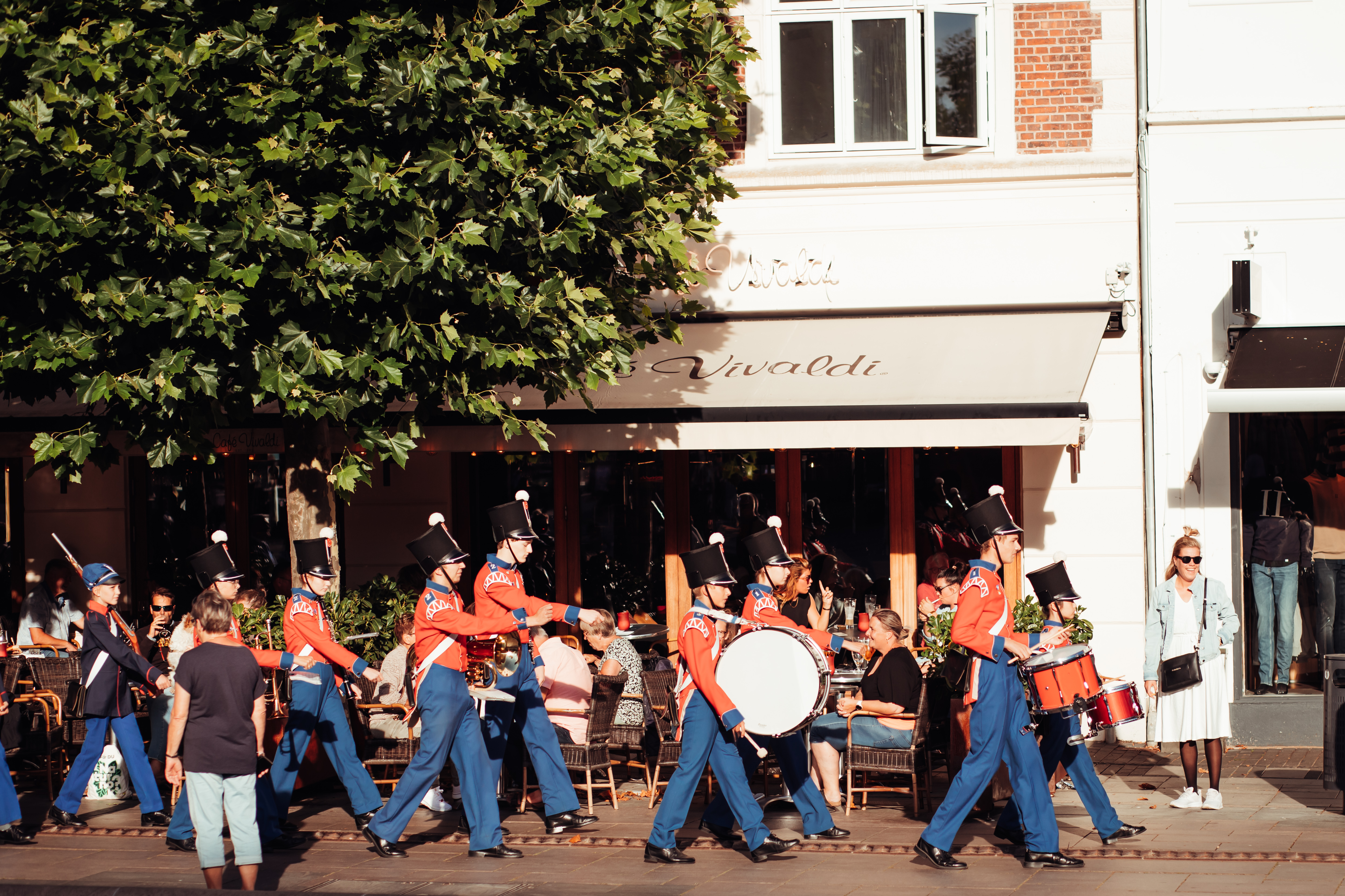 6. juli garden spiller i gaden