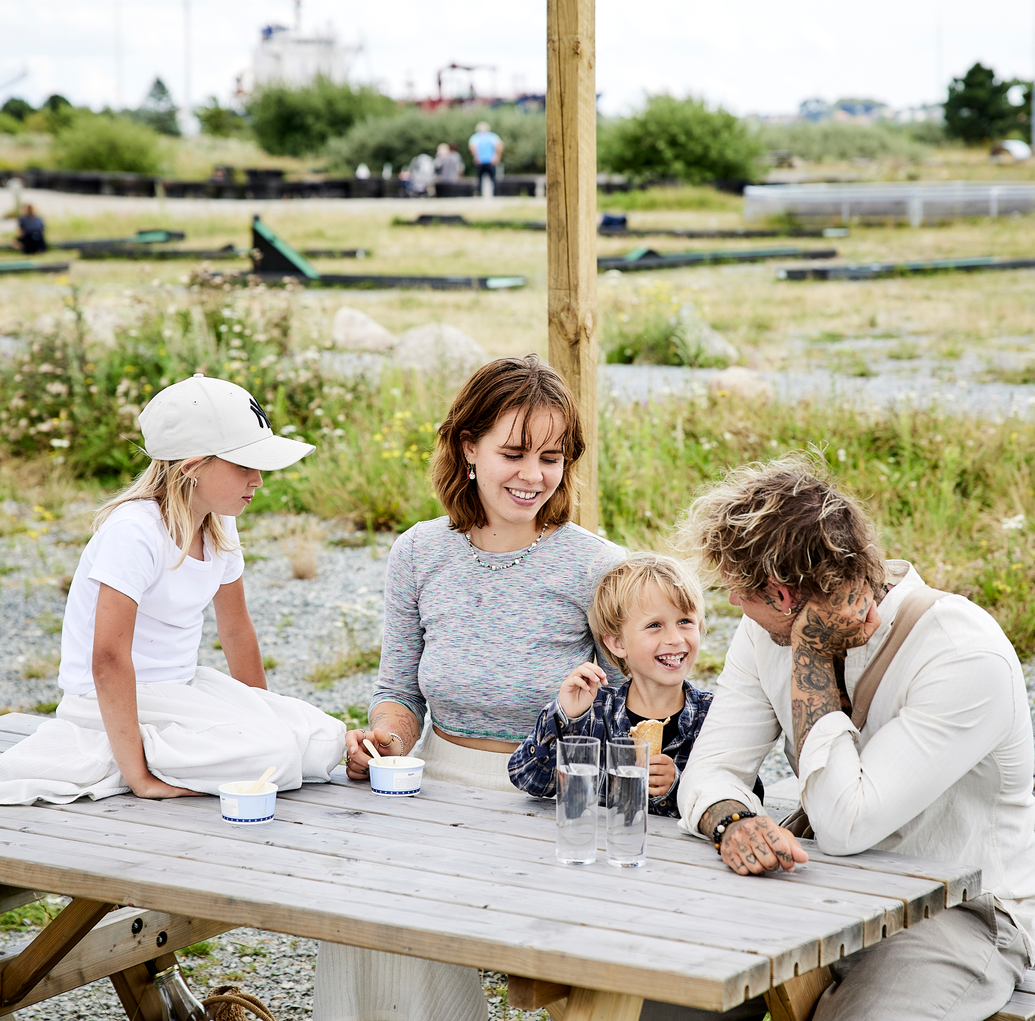 Børnefamilie ved bord-bænkesæt