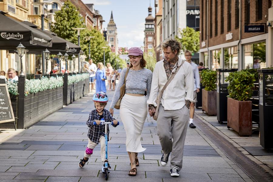 Familie i gågaden