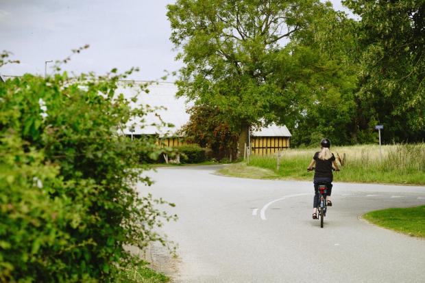 Kvinde på cykel i Vejlby