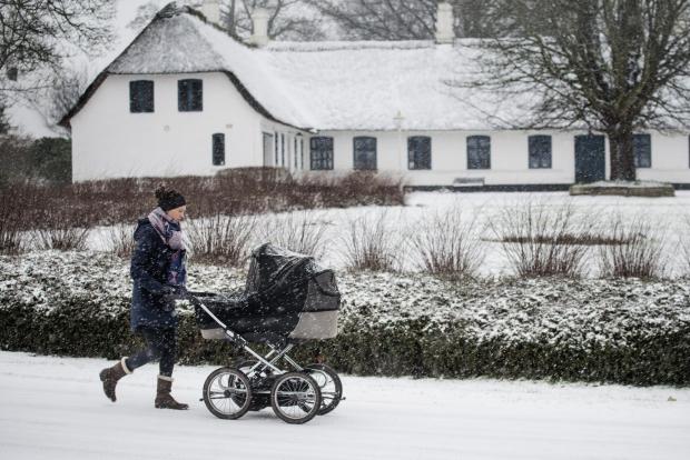 Kvinde med barnevogn i Bredstrup