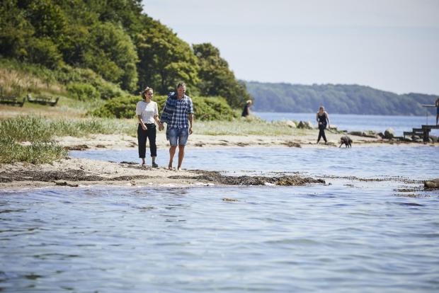 Par går tur ved stranden i Skærbæk