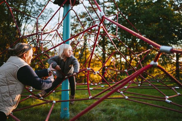 Barn og mor ved klatrenet i Madsby Legepark