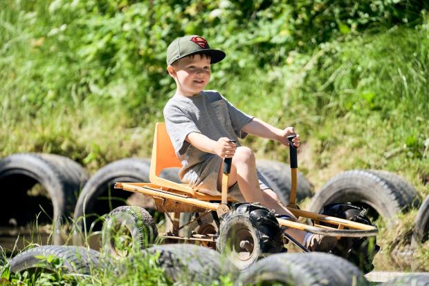 Dreng kører mooncar