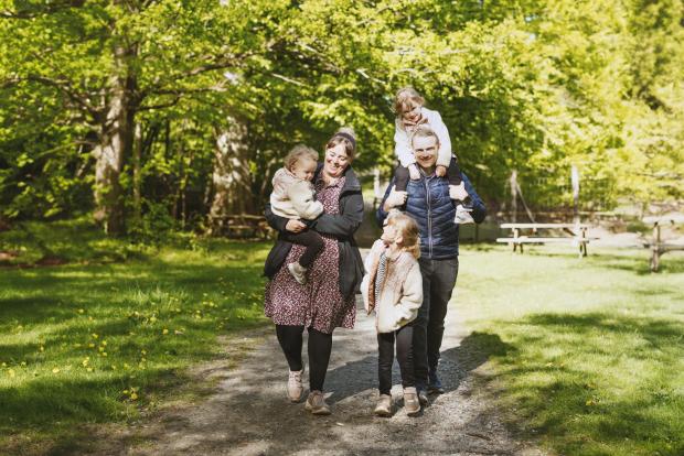 Simone og familien i skoven