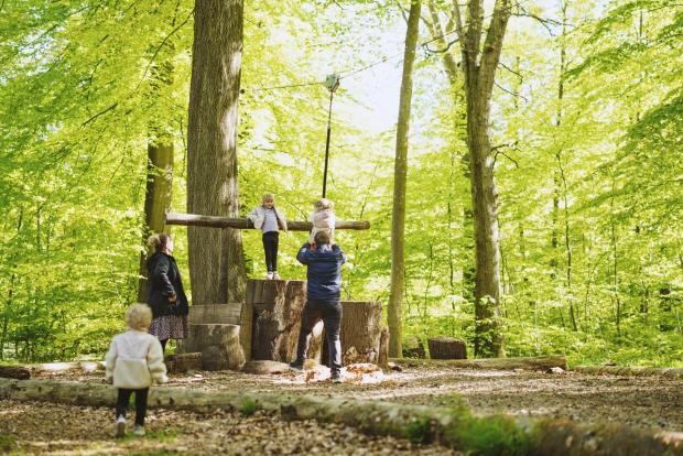 Familie på skovlegeplads i Fuglsang Skov